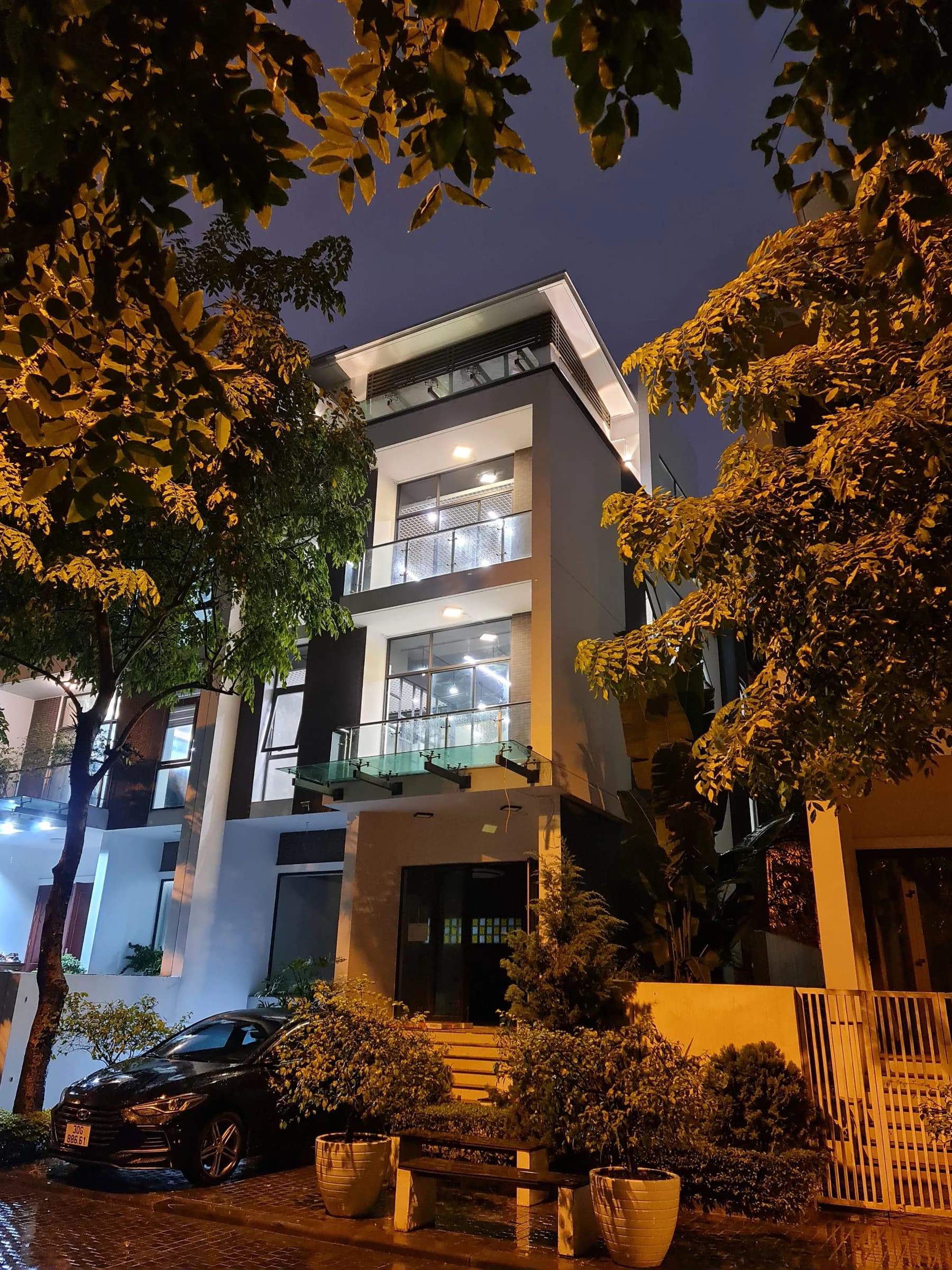 Case Study Hiweb Office: Cải tạo Văn phòng Công nghệ Nhiều Tầng, Kết nối Bằng Cầu thang Nội bộ và Không gian Mở
