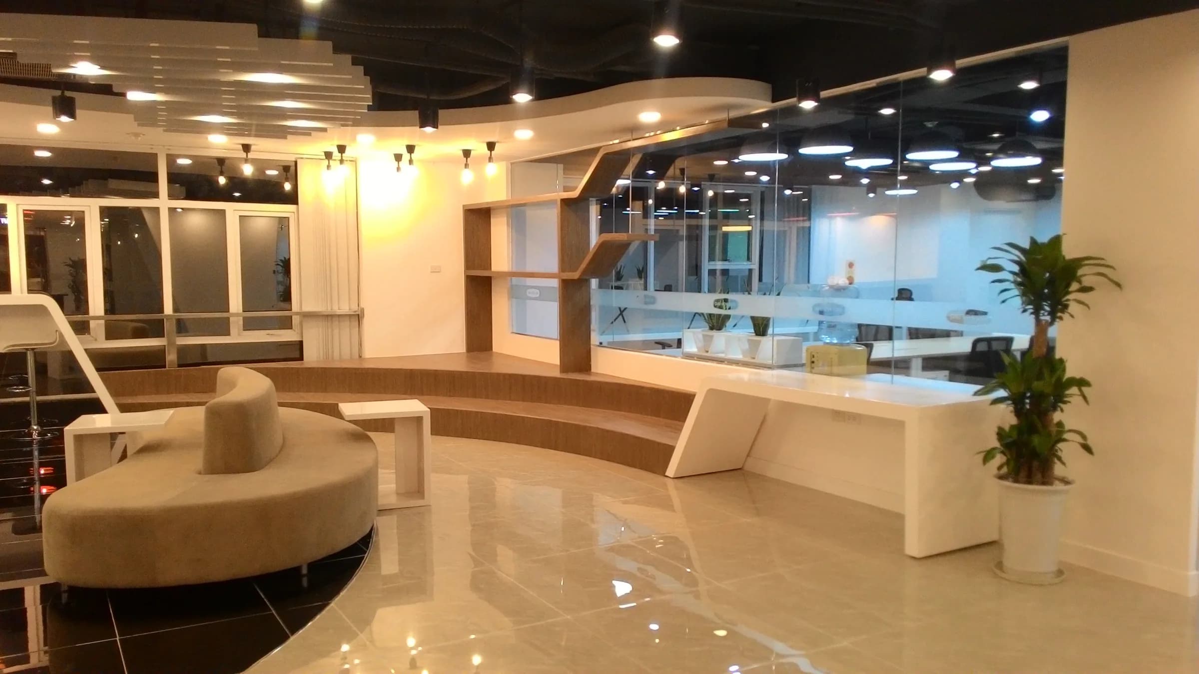 Bảng Giá Vật Liệu Nội Thất Văn Phòng 2026: Chọn Melamine, Laminate hay Veneer Theo Ngân Sách